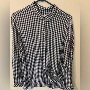 JJill Large black/white gingham check long sleeve blouse with front hip pocket.